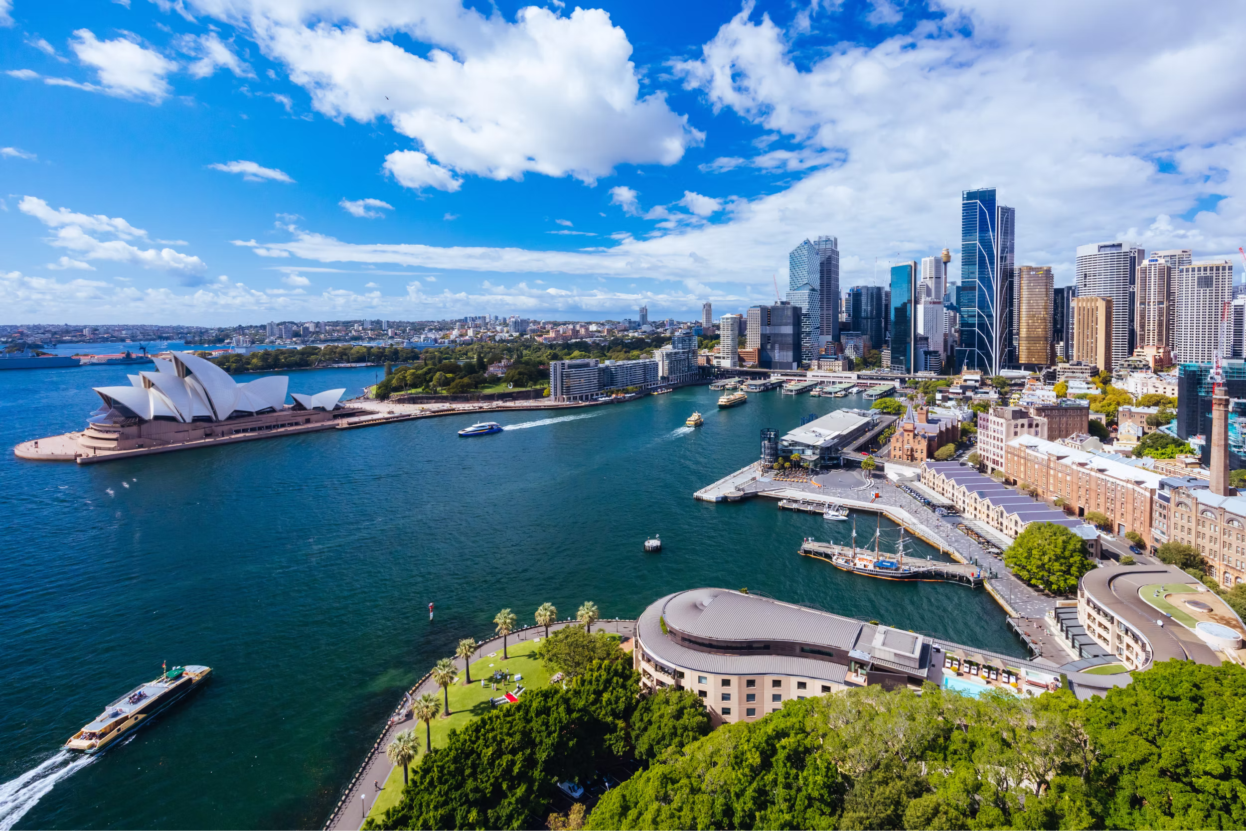 El distrito financiero de Sídney y el puerto circundante, incluidos Circular Quay y The Rocks, en un día despejado de otoño en Sídney, Australia