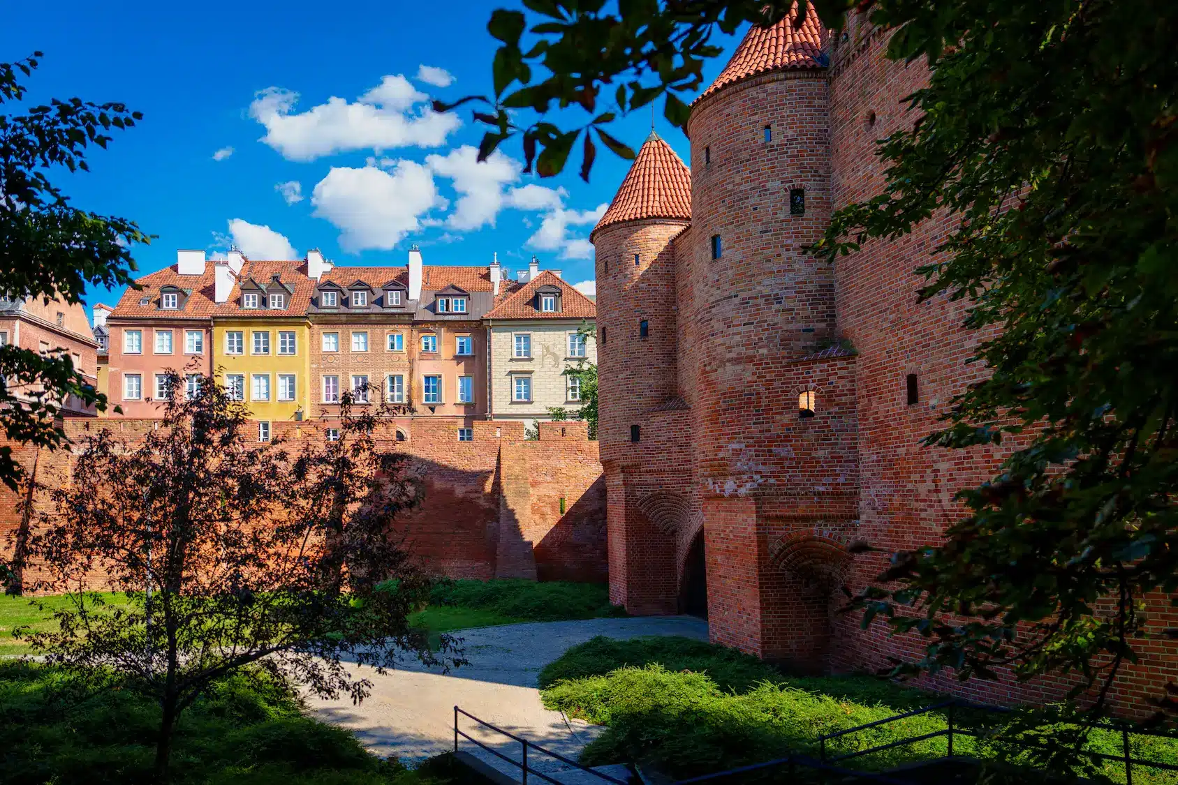 Muralla y torre medieval del casco antiguo de Varsovia, construida en el siglo XIV y símbolo histórico de la ciudad